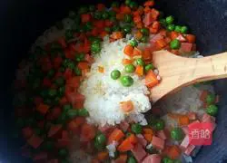 Illustration of how to make braised rice with peas and carrots 8
