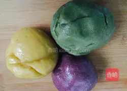 Illustration of making glutinous rice and red bean paste sunflower cake 6