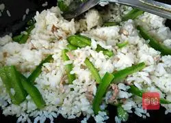 Illustration of how to make green pepper and shredded pork fried rice 6