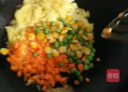 Illustration of how to make egg and bacon fried rice 5