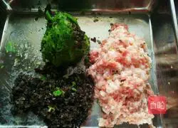 Illustration of how to make celery and pork dumpling stuffing 8