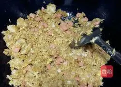 Illustration of how to make ham and egg fried rice 4