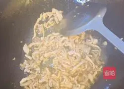 Illustration of how to make cumin shredded pork stir-fried thin noodles 2