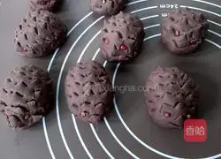 Illustration of how to make chocolate hedgehog buns 6