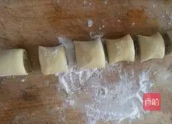 Illustration of how to make pumpkin puree and black sesame steamed buns 16