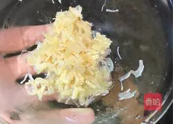 Illustration of how to make scallop and egg fried rice 7