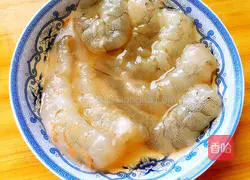 Illustration of how to make shrimp and egg fried rice 2