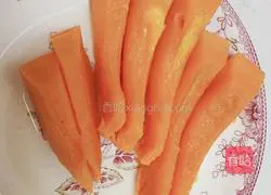 Illustration of how to make pumpkin rose steamed buns 1