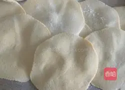 Two mixed with bread...Illustration of how to make leek, egg and shrimp skin filling 9