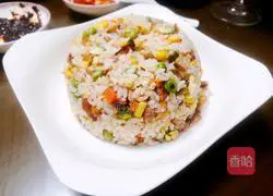 Illustration of how to make colorful fried rice with peas and corn 10