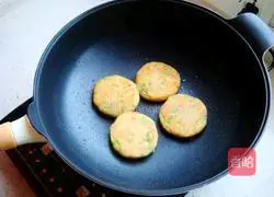 Illustration of how to make pan-fried potato pancakes 11