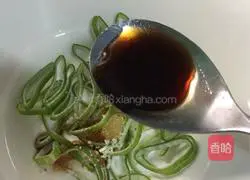 Illustration of how to make spicy and sour wontons 7