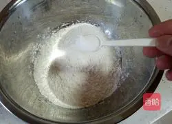 Illustration of how to make green onion and egg pancakes 4