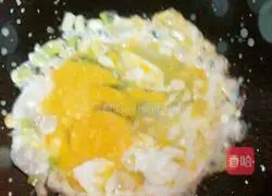Illustration of how to make tomato, ham and egg fried rice 3