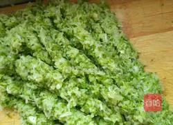 Illustration of how to make steamed buns with melon and chives 6