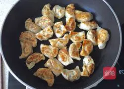 Illustration of how to make pan-fried wontons 5