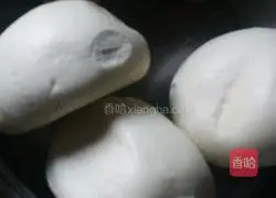 Illustration of how to make egg steamed bun slices 1