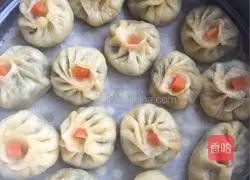 Illustration of how to make pumpkin skin buns stuffed with radish stems and leaves 12