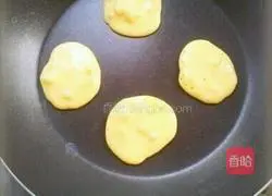Illustration of how to make banana pancakes 6