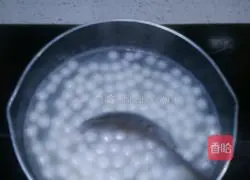 Illustration of how to cook glutinous rice balls with rice wine 5