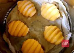 Illustration of how to make pumpkin conch steamed buns 21