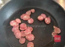Illustration of how to make sausage and vegetable fried rice 2