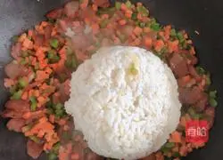 Illustration of how to make sausage and vegetable fried rice 6