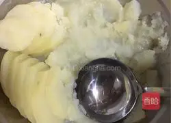 Illustration of how to make pan-fried potato pancakes 3