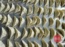 Illustration of how to make leek and meat dumplings 9