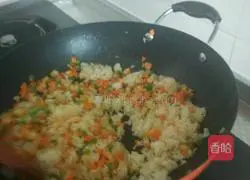 Illustration of how to make fried rice with shrimps, radish, pepper and pickled vegetables 7