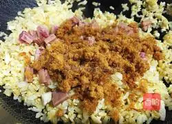 Illustration of how to make salted duck egg and meat floss fried rice 6