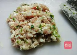 Illustration of how to make green radish and pork dumplings 3