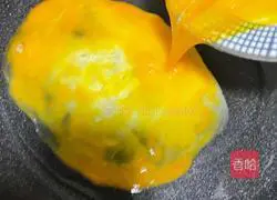 Illustration of how to make fried rice with eggs and fungus 3