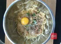 Illustration of how to make potato shredded cake 3