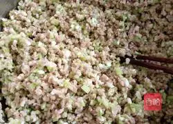 Illustration of making dumplings with chive filling 4