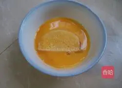 Illustration of how to make golden steamed bun slices 3