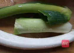 Illustration of how to make delicious scallion pancakes from Laowu Private Kitchen 2