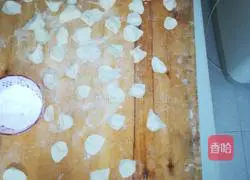 Illustration of how to make enoki mushroom and pork wontons 11