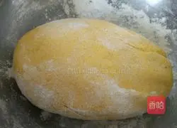 Illustration of how to make golden steamed buns 4