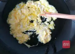 Illustration of how to make colorful egg fried rice 7