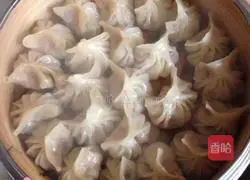 Illustration of how to make leek, mushroom and fungus dumplings 5