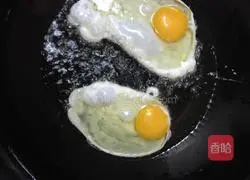 Illustration of how to make bell pepper and egg fried rice 3