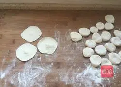 Illustration of how to make pork and green onion dumplings 8