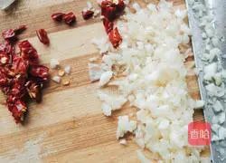 Illustration of how to make garlic rice noodles 1