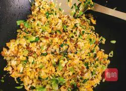 Illustration of how to make fried rice with minced vegetables, minced meat and eggs 5