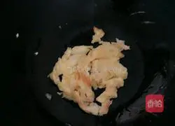 Illustration of how to make tomato, egg and fungus noodles 2