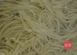 Illustration of how to make chili meat noodles 2