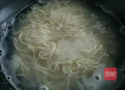Illustration of making fried noodles with sausage 3