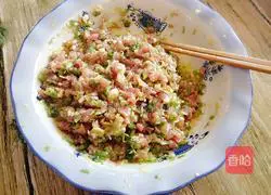 Illustration of how to make pork and green onion wontons 9