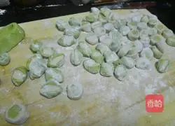 Illustration of how to make leek dumplings 1